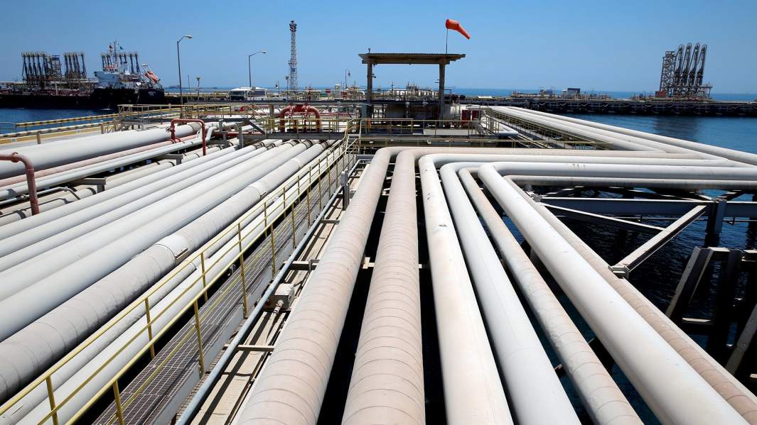 Нефтяной танкер загружается на нефтеперерабатывающем заводе в Саудовской Аравии