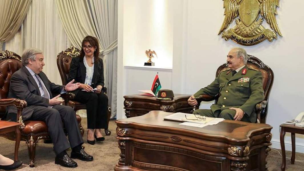 Генеральный секретарь ООН Антониу Гутерреш на встрече с маршалом Халифой Хафтаром в Бенгази