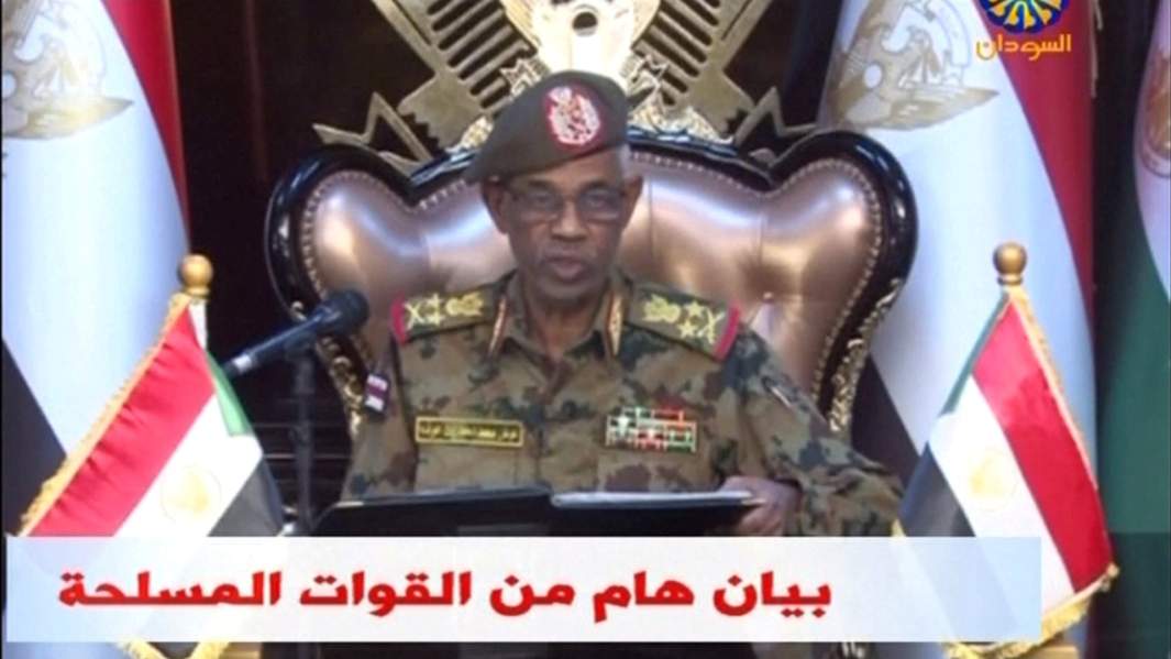 Суданский министр обороны Авад бен Ауф во время заявления