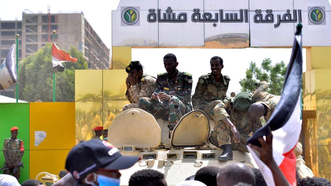 Суданские военные бронетранспортере возле Министерства обороны Судана в Хартуме