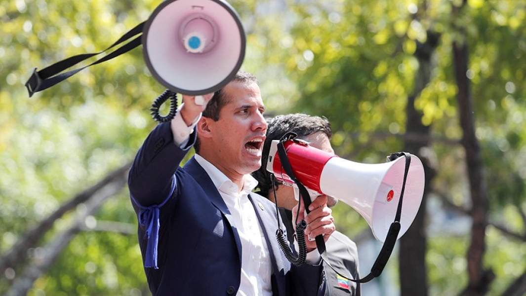 Хуан Гуайдо во время обращения к своим сторонникам в Каракасе