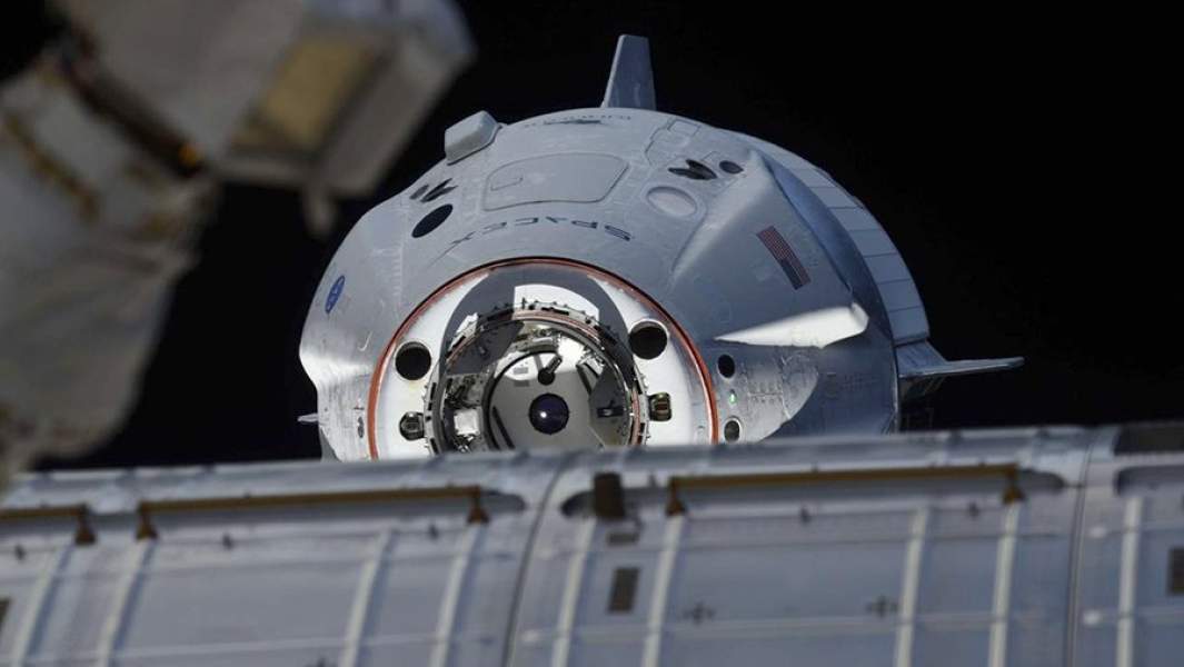 Космический корабль Crew Dragon во время стыковки с МКС. 3 марта 2019 года