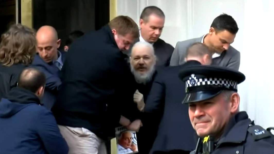 Джулиан Ассанж во время задержания