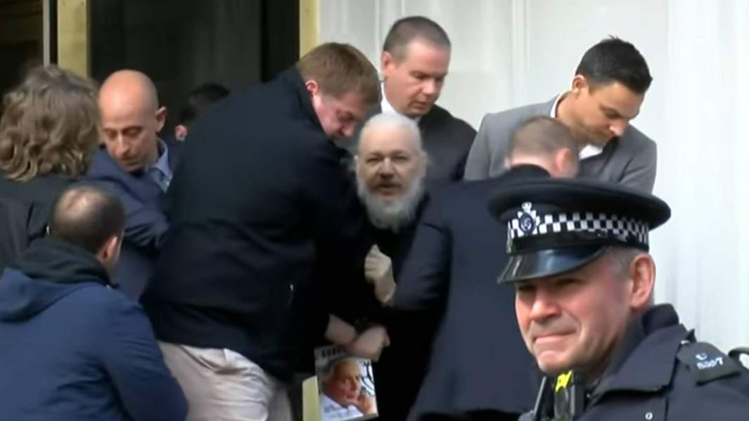 Джулиан Ассанж во время ареста