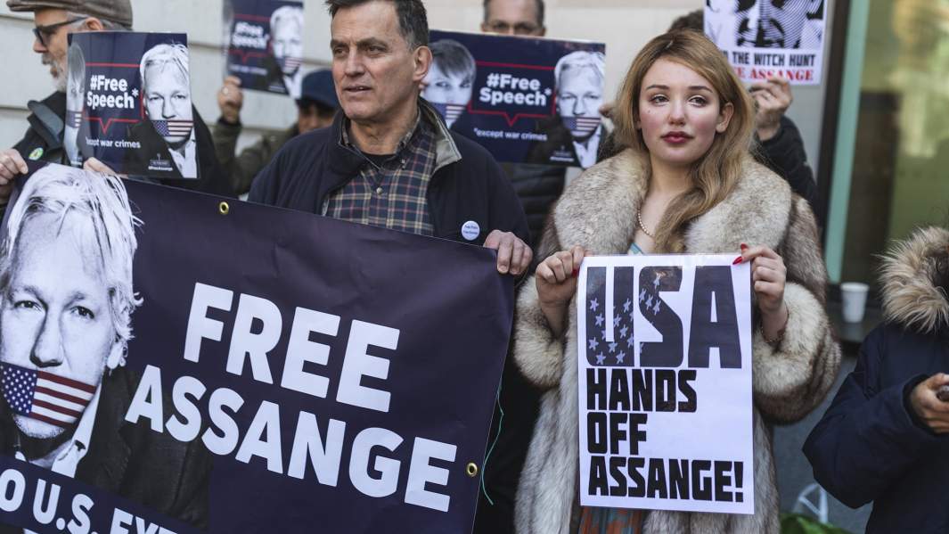 Сторонники основателя Wikileaks протестуют возле Вестминстерского магистратского суда, где решается вопрос об экстрадиции Джулиана Ассанжа в США
