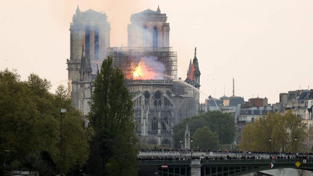 горящий Нотр-Дам