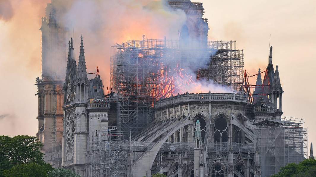 горящий Нотр-Дам
