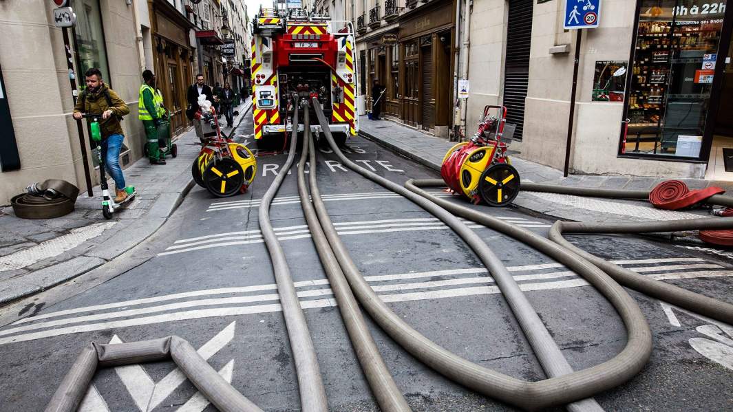 Пожарная машина во время тушения пожара