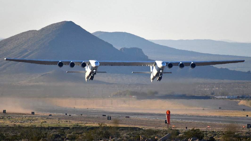 Самолет Stratolaunch во время взлета
