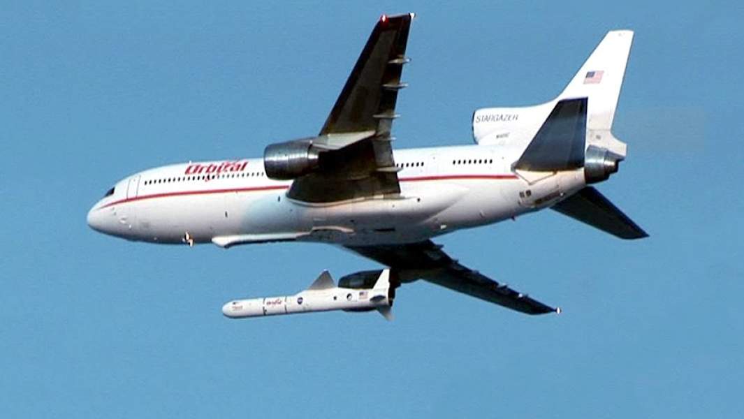 Запуск ракеты Pegasus-XL со спутником ST-5 с самолета-носителя Stargazer