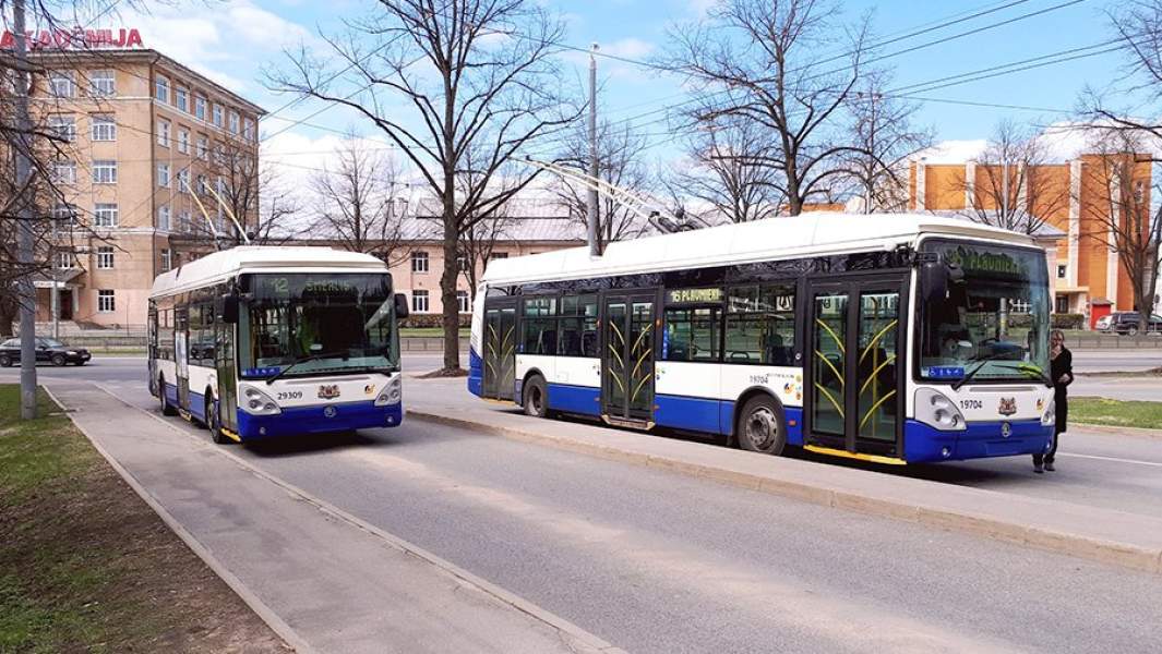 Троллейбусы муниципального транспортного предприятия Rigas Satiksme («Рижское сообщение») на улице Риги