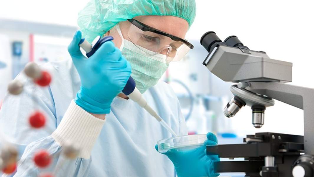 Ученый в лаборатории с микроскопом