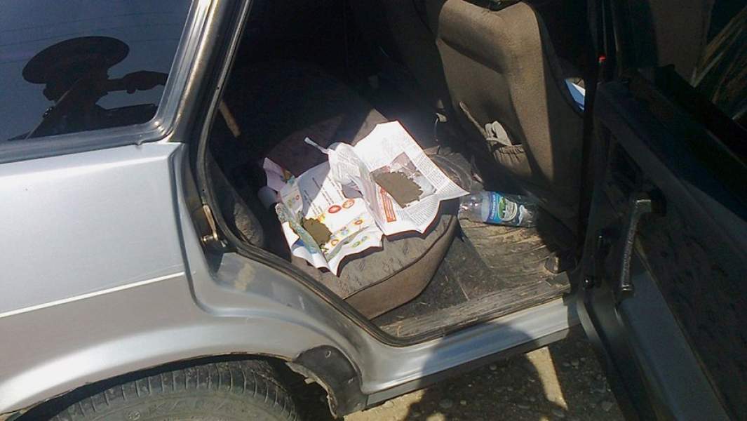 Наркотическое вещество, найденное в салоне автомобиля, остановленного сотрудниками полиции 