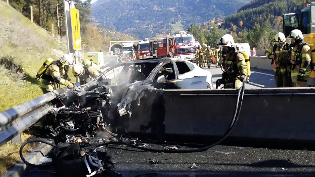 Врезавшаяся в отбойник Tesla в Австрии