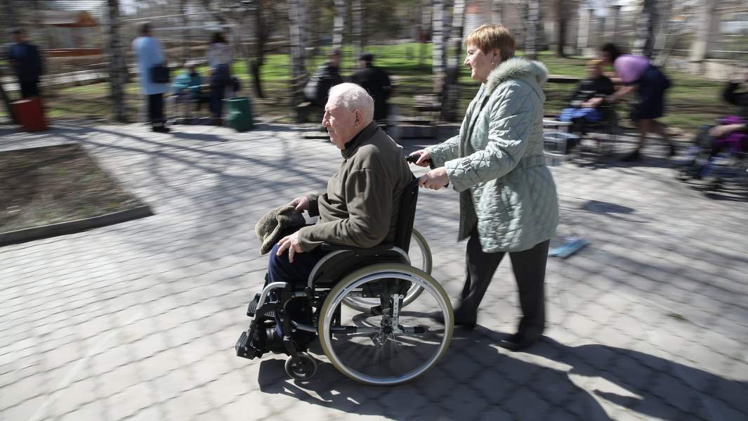 Человек в инвалидной коляске 