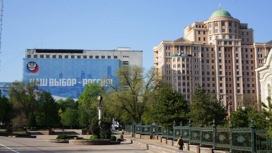 Надпись на билборде - «Наш выбор - Россия»