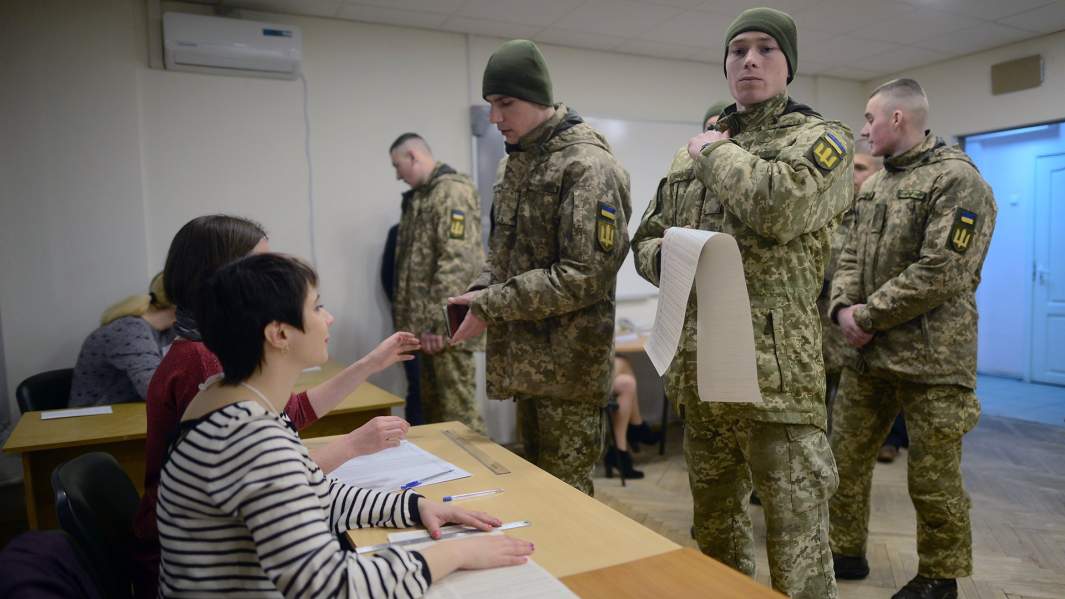 Украинские военнослужащие на избирательном участке