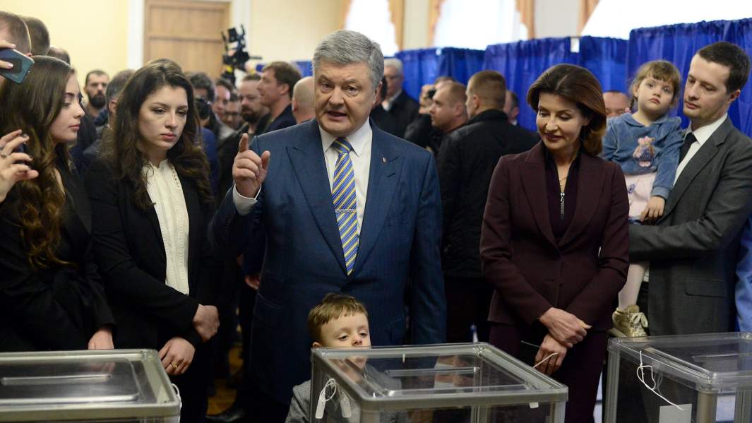 Кандидат в президенты Петр Порошенко на избирательном участке 