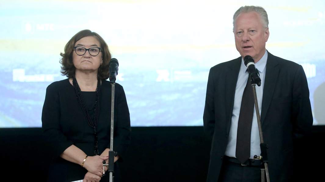 Генеральный директор Всероссийского музейного объединения «Государственная Третьяковская галерея» Зельфира Трегулова и директор музея Мунка Стейн Улаф Хенриксен на показе выставки Эдварда Мунка  в Третьяковской галерее