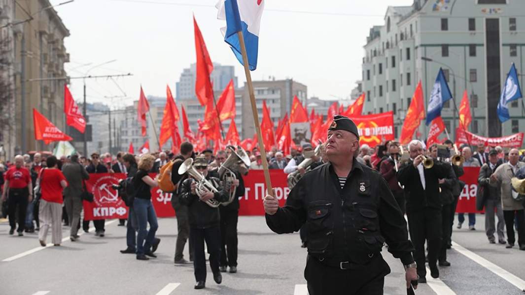 Участники первомайского шествия КПРФ в Москве