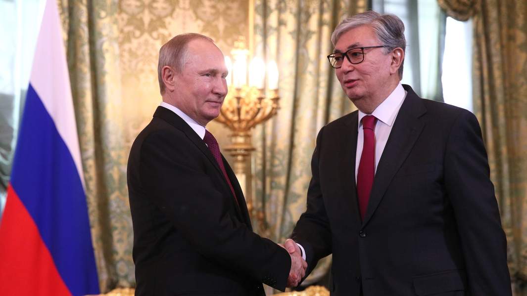 Президент РФ Владимир Путин и президент Казахстана Касым-Жомарт Токаев во время встречи