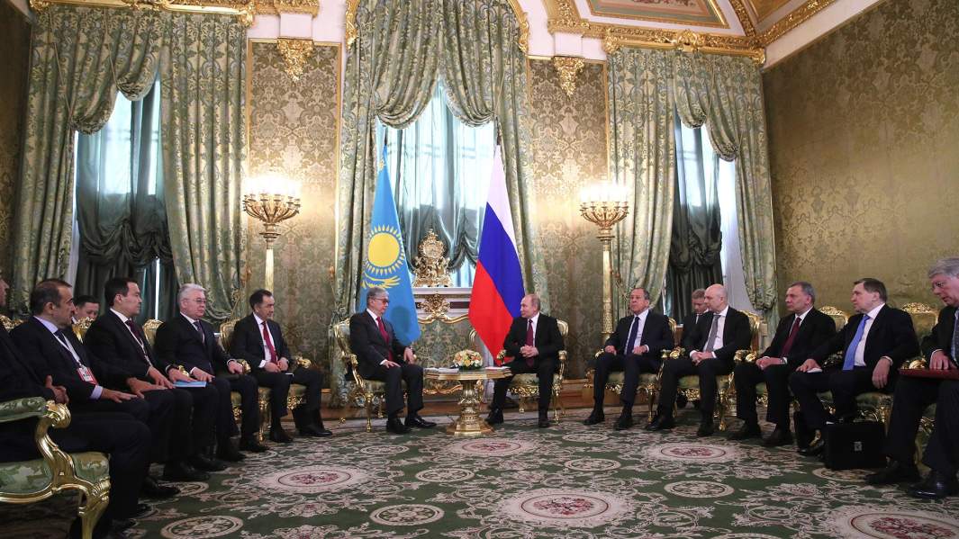 Президент РФ Владимир Путин и президент Казахстана Касым-Жомарт Токаев во время встречи