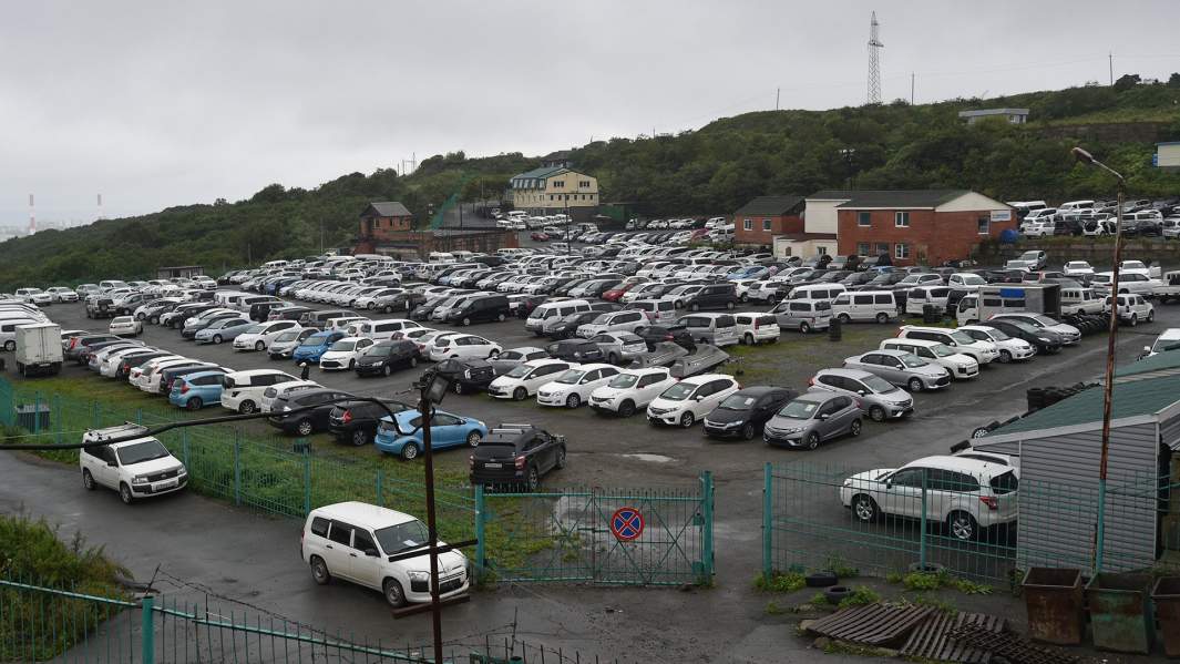 Стоянка автомобилей на продажу во Владивостоке
