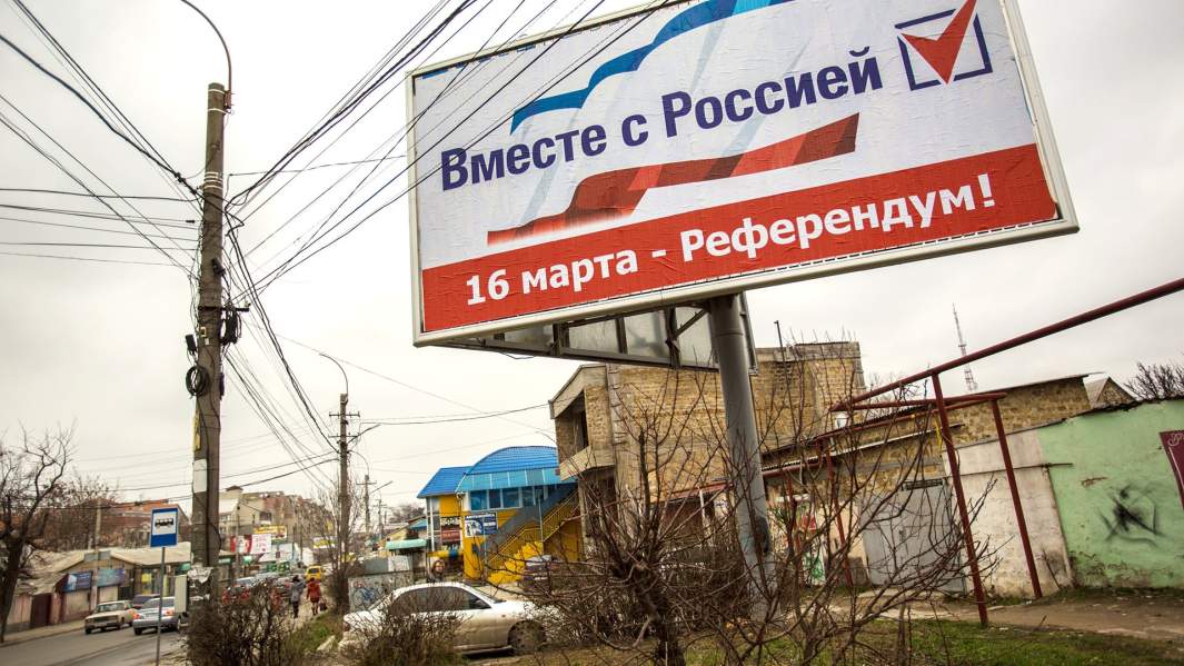 Агитационные плакаты, посвященные предстоящему референдуму, на улицах в Симферополе. 11 марта 2014 года