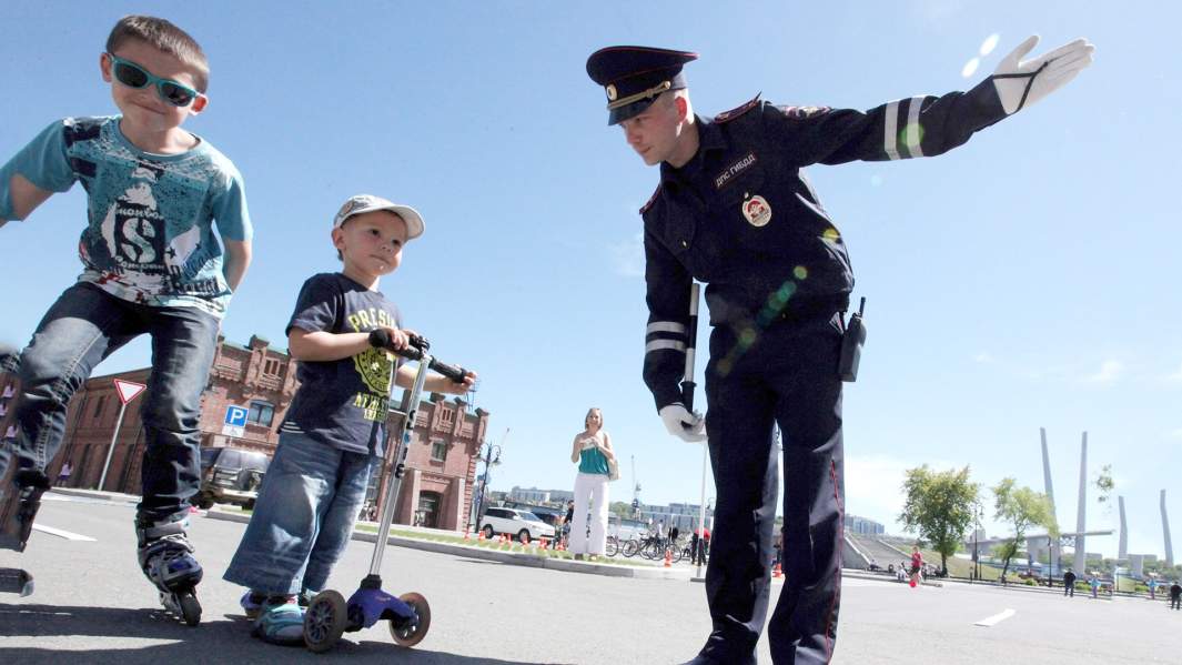 Сотрудник дорожно-патрульной службы ГИБДД рассказывает детям правила дорожного движения