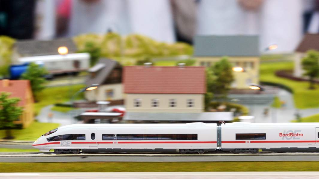 Макет скоростного поезда на открытии информационного центра Высокоскоростной магистрали (ВСМ) «Москва – Казань» в городе Казани.