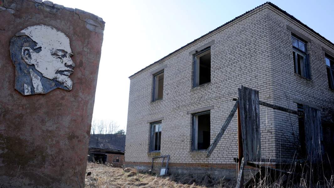 Заброшенный дом в деревне Оревичи на территории Полесского радиационно-экологического заповедника в Белоруссии