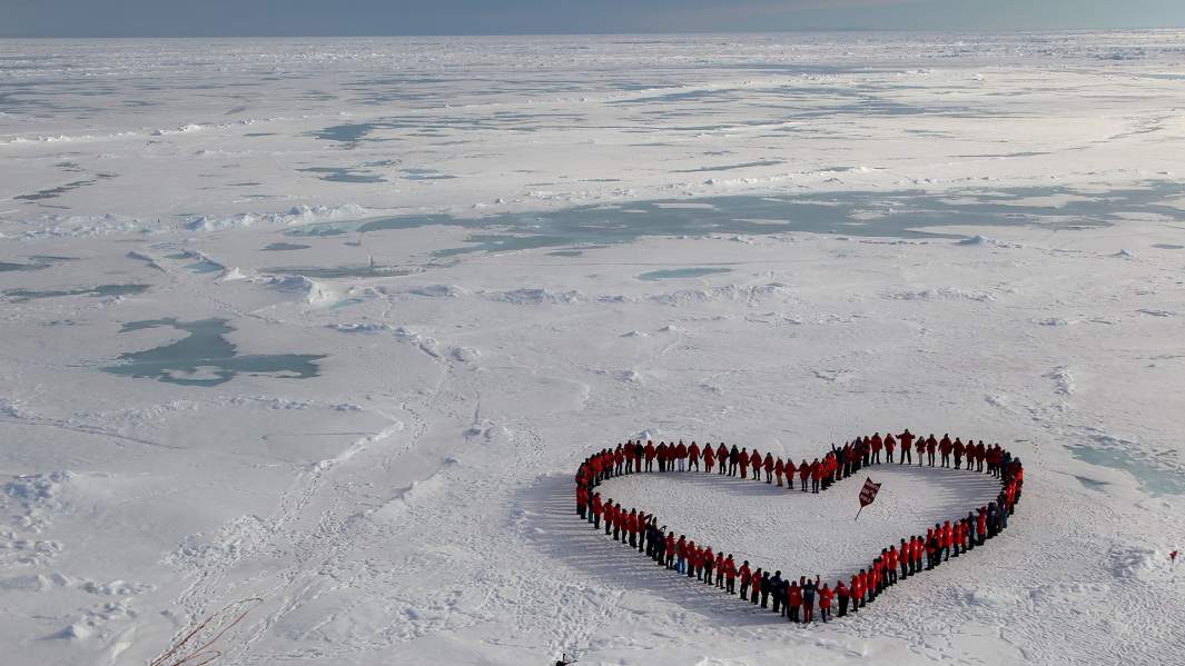 Туристы на географическом Северном полюсе