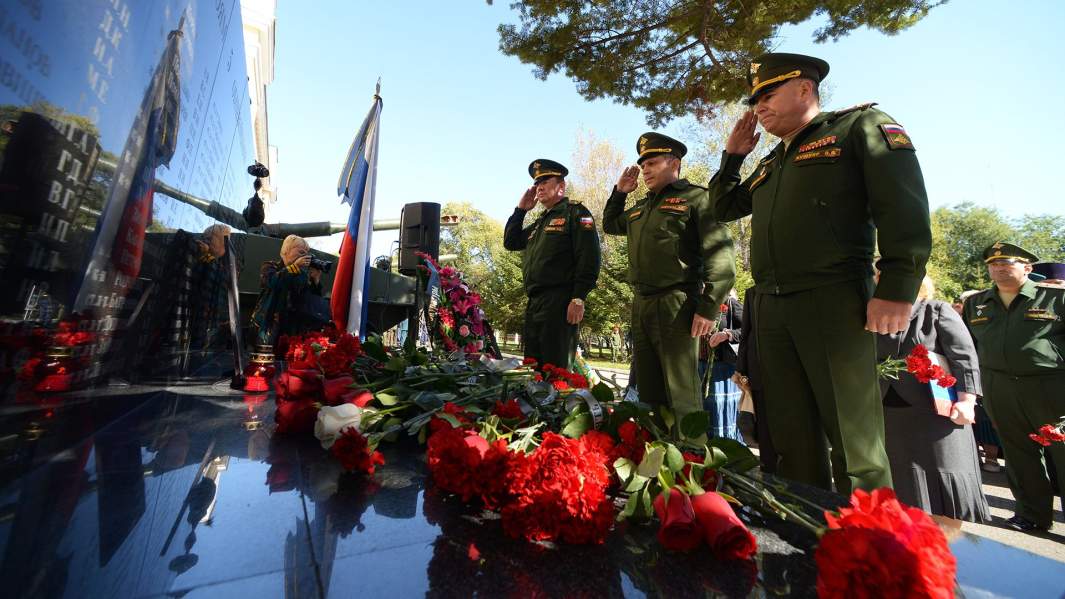 Возложение цветов к мемориалу