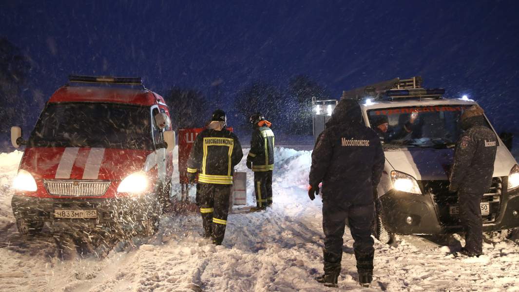 Спасатели в Раменском районе Московской области, где самолет Ан-148 «Саратовских авиалиний» рейса 703 Москва-Орск потерпел крушение 11 февраля 2018 года