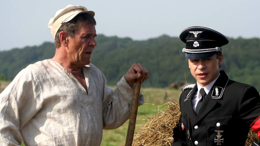 Алексей Булдаков в роли Кузьмича и Павел Деревянко в роли Штандартенфюрера Шуренберга в фильме Марюса Вайсберга "Гитлер капут!"