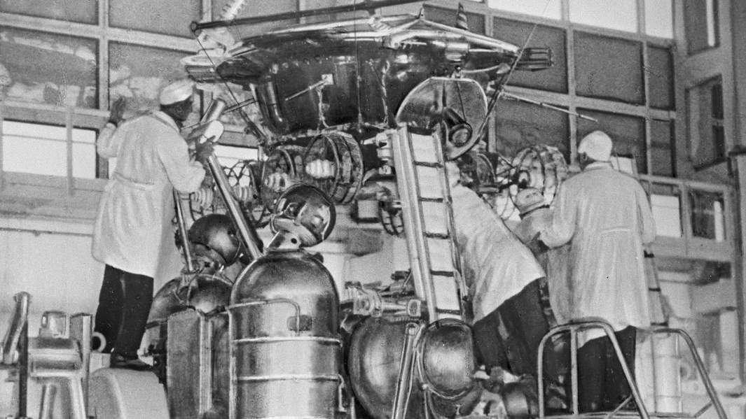 Установка «Лунохода-1» на посадочную ступень станции «Луна-17»