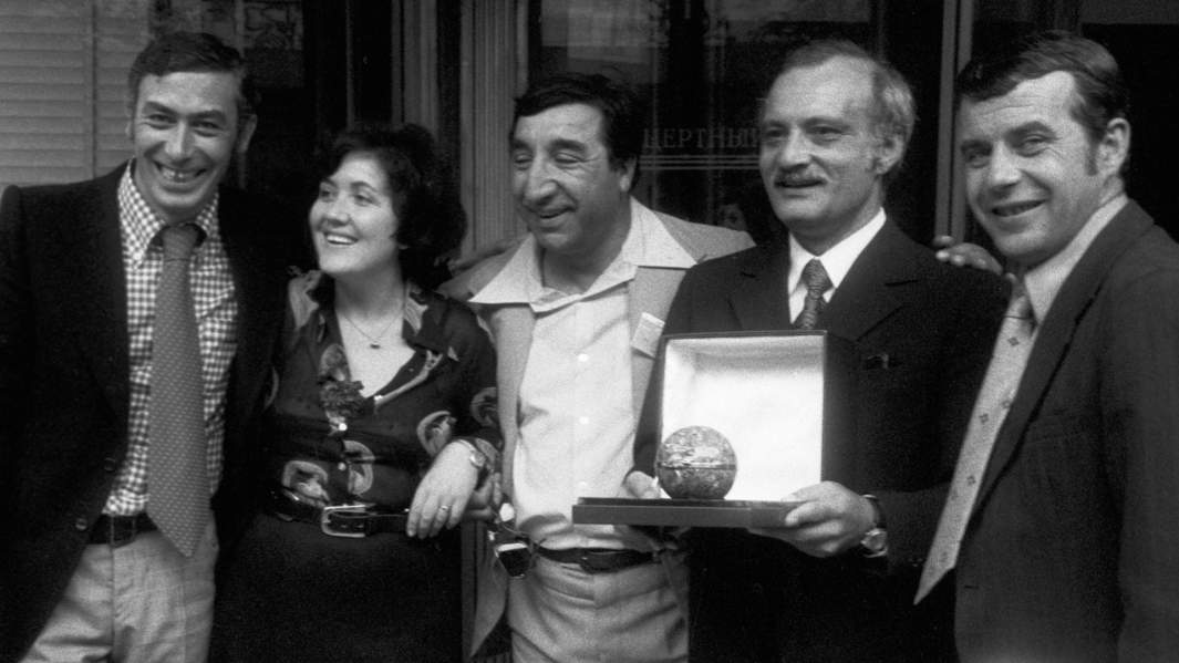 Группа создателей фильма «Мимино» (СССР), удостоенного золотого приза жюри конкурса художественных фильмов, на Х Московском кинофестивале. Слева направо: артист Вахтанг Кикабидзе, сценарист Виктория Токарева, артист Фрунзе Мкртчян, режиссер и сценарист Георгий Данелия, сценарист Реваз Габриадзе