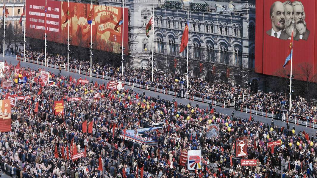 Праздничная демонстрация в День Международной солидарности трудящихся 1 мая 1972 года