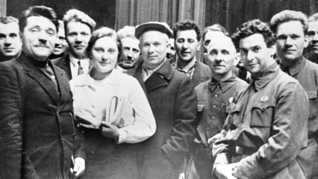 Никита Сергеевич Хрущев (в центре) с делегацией слета стахановцев Пролетарского района Москвы, 1930 год