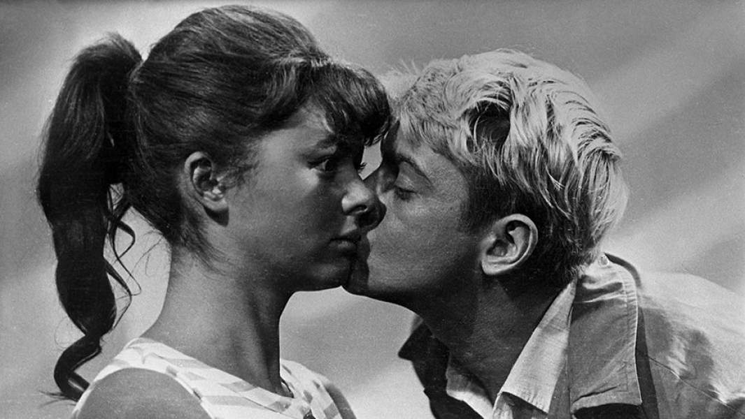 Кадр из фильма "Операция "Ы" и другие приключения Шурика". Режиссер Леонид Гайдай. Киностудия "Мосфильм" 1965 г. В роли Шурика - артист Александр Демьяненко, в роли Лиды - актриса Наталья Селезнева