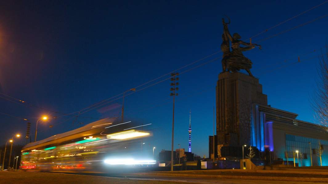 Павильон «Рабочий и колхозница» в Москве, подсвеченный синим цветом в рамках международной акции «Зажги синим»