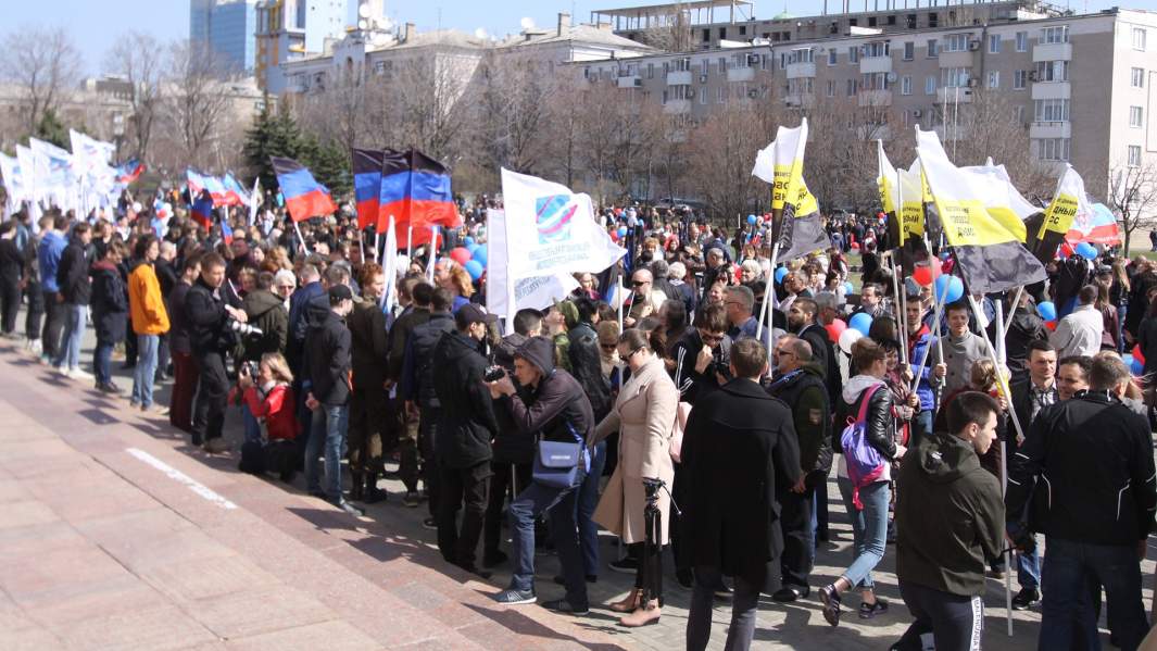 Жители Донецка на митинге по случаю пятой годовщины провозглашения Донецкой Народной Республики