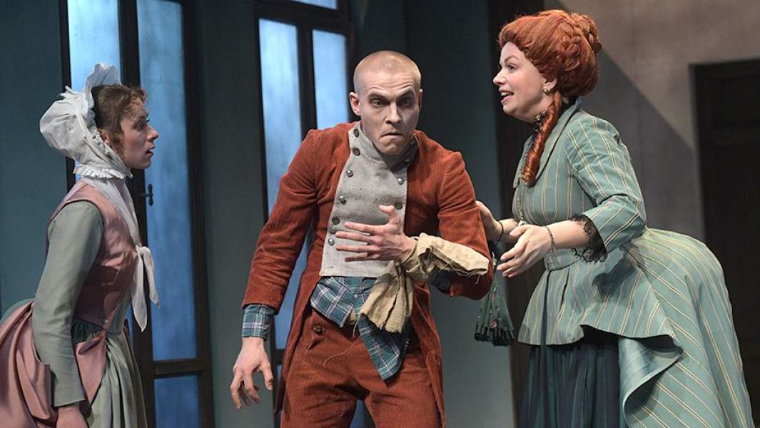 Екатерина Крамзина в роли Розины, Павел Юдин в роли Тони и Александра Стрельцина в роли Кекки в сцене из спектакля итальянского режиссера Джорджио Сангати по пьесе Карло Гольдони «Новая квартира» на Новой сцене Театра имени Евгения Вахтангова