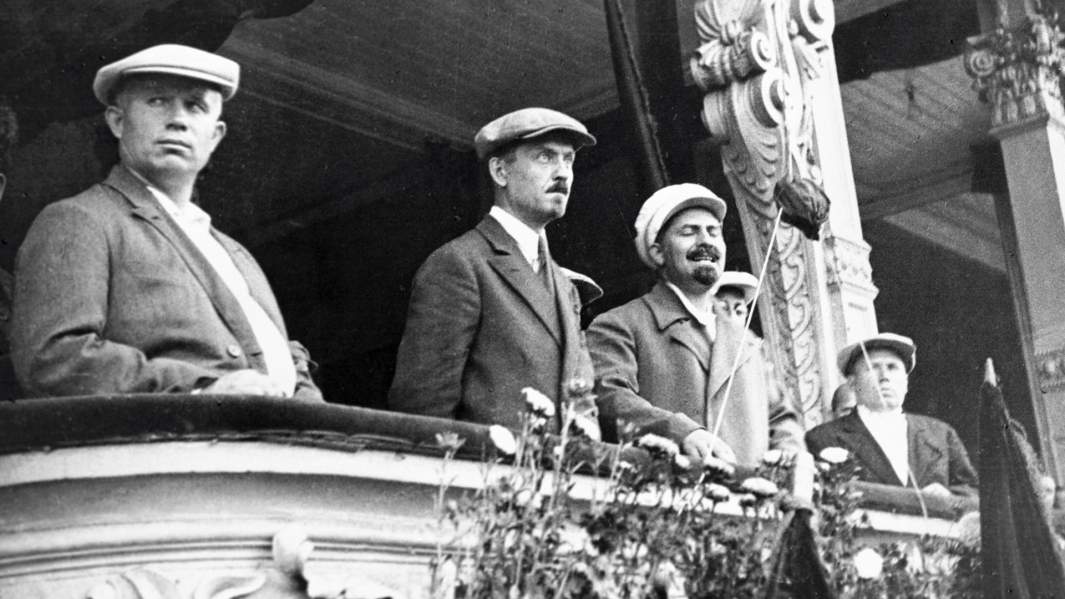 Никита Хрущев, Николай Булганин, Лазарь Каганович (слева направо) на балконе здания во время парада московской милиции, 1933 год