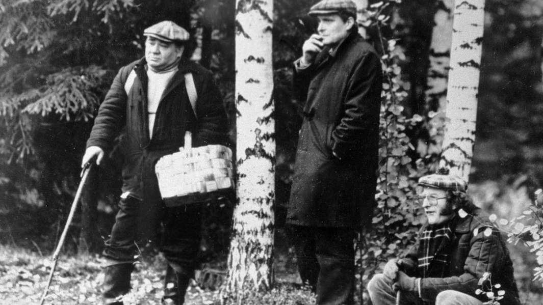 Слева направо: Евгений Леонов в роли Харитонова, Олег Басилашвили в роли Бузыкина и Норберт Кухинке в роли Билла Хансена на съемках фильма «Осенний марафон» 