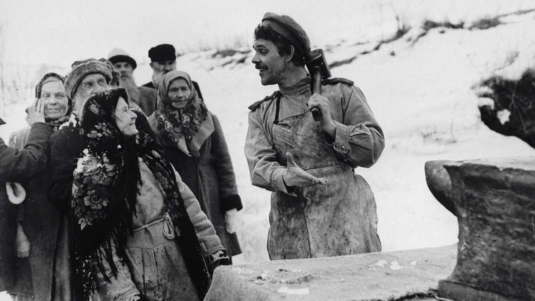 Сцена из художественного фильма "Небывальщина" режиссера Сергея Овчарова. Алексей Булдаков в роли солдата (справа).