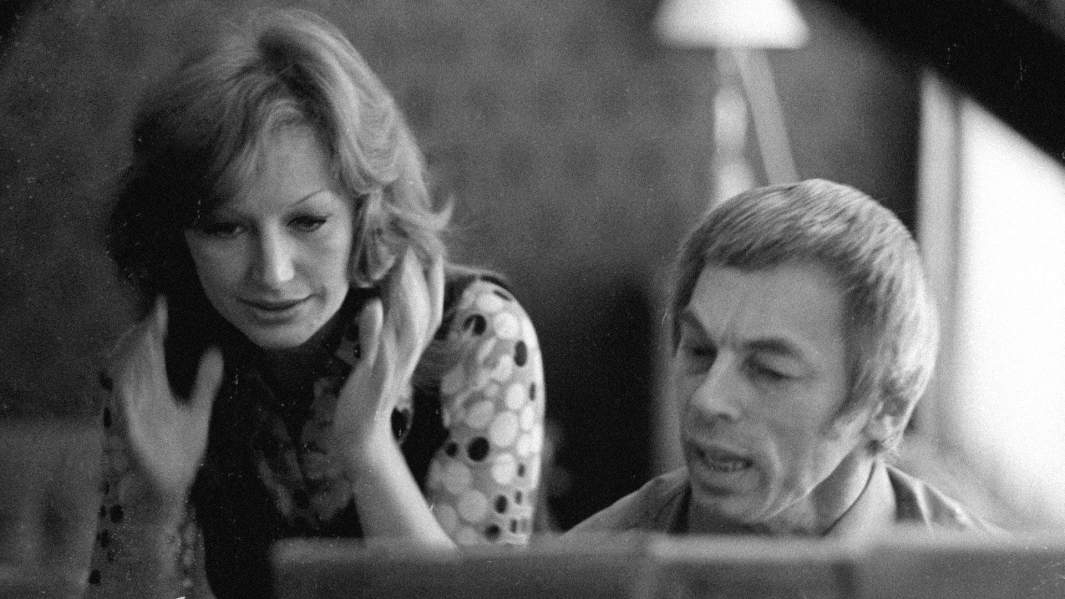 Композитор Александр Зацепин показывает новую песню певице Алле Пугачевой