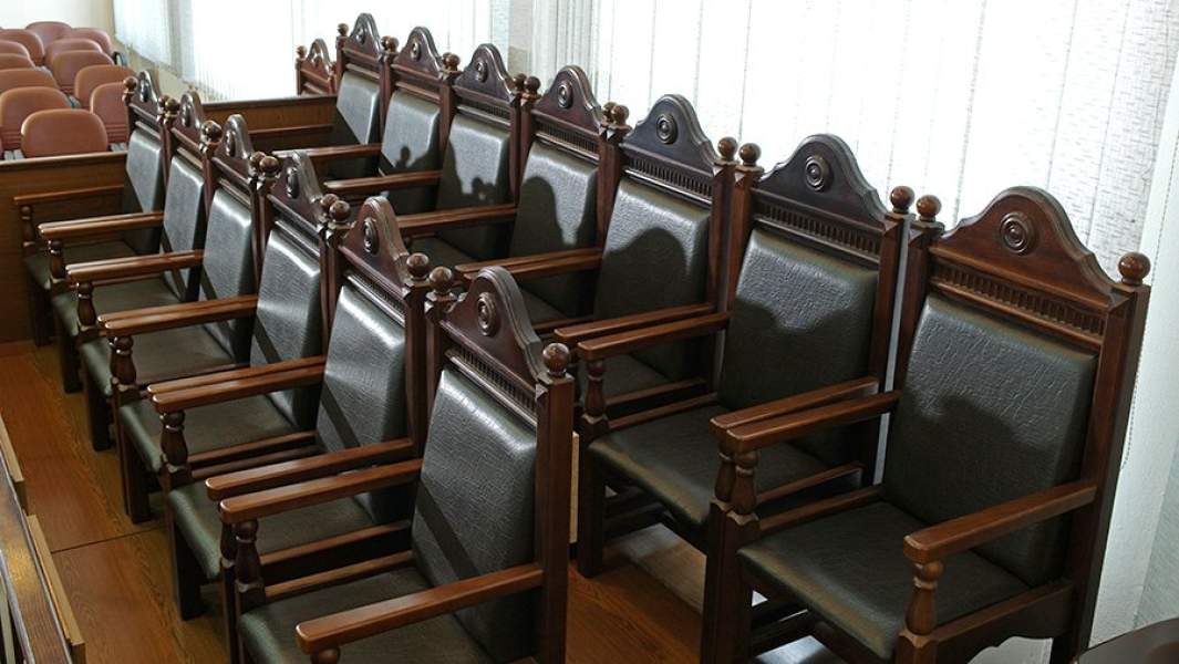 Скамья присяжных заседателей в зале судебных заседаний 