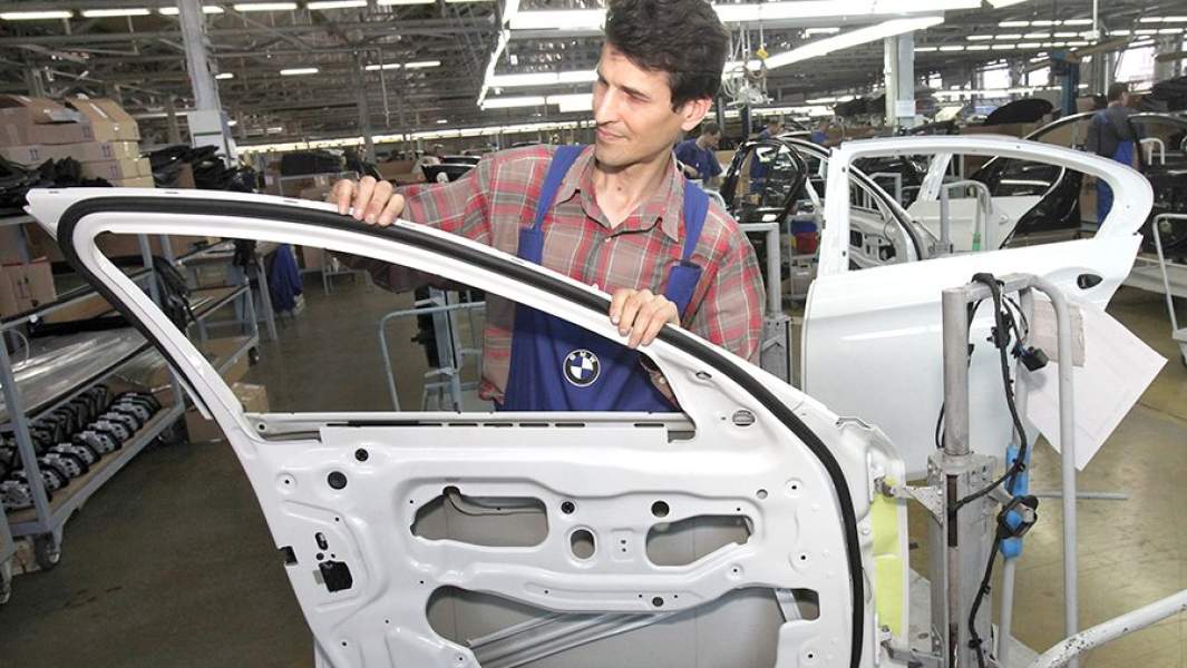 Сборка двери автомобиля BMW 5-й серии на заводе «Автотор» в Калининграде