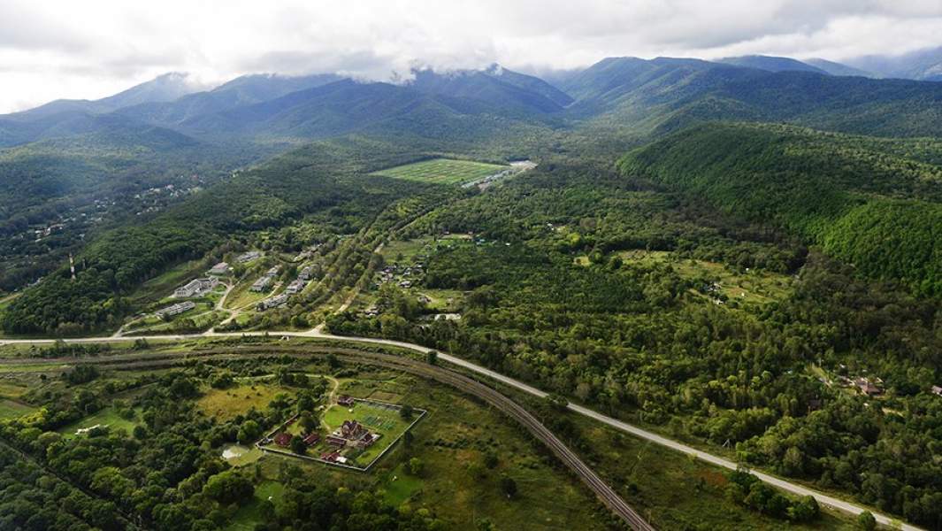 Вид с вертолета на поселок Анисимовка и горный хребет Ливадийский